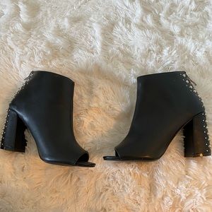 Boot square heels